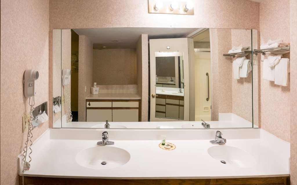 San Bernardino Inn & Suites Room photo